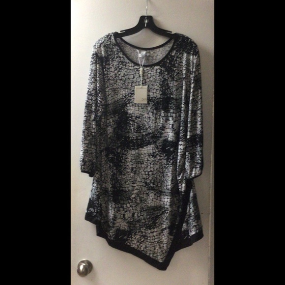 🌟 Plus 3/4 Sleeve Asymmetric Top - Picture 1 of 5